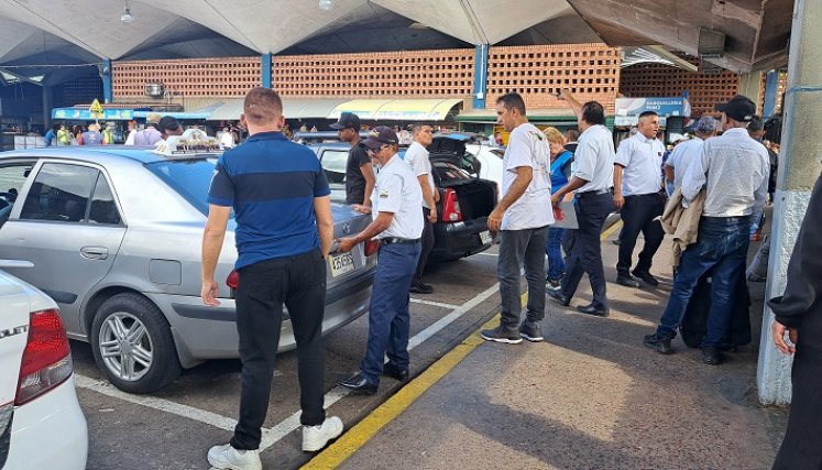 Viaje al centro de Venezuela cuesta entre 40 y 60 dólares por cada persona, desde San Cristóbal. Foto Anggy Polanco / La Opinión 