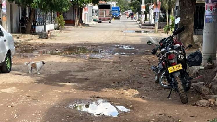 Los huecos aún adornan las avenidas en la calle quinta de Comuneros.