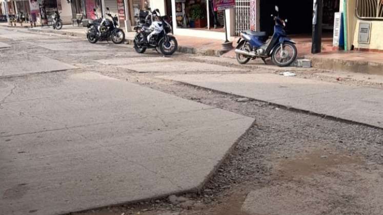 Los huecos aún adornan las avenidas en la calle quinta de Comuneros.