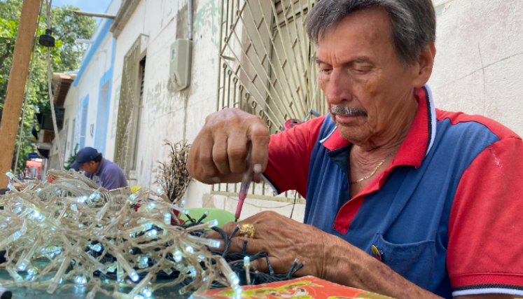 Óscar Contreras es un hombre que revive las luces navideñas.