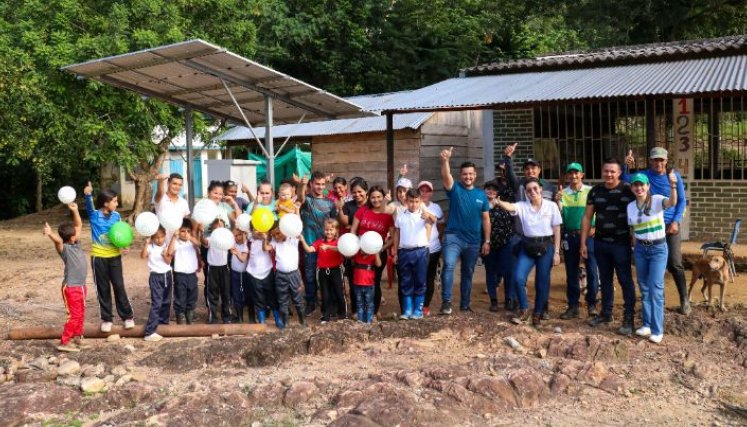 Los paneles instalados son de 550 W con baterías de 48 voltios a 100 amperios. El compromiso es que las comunidades mantengan estos sistemas en buen estado, para que se sostengan con el tiempo. /Fotos Cortesía / La Opinión