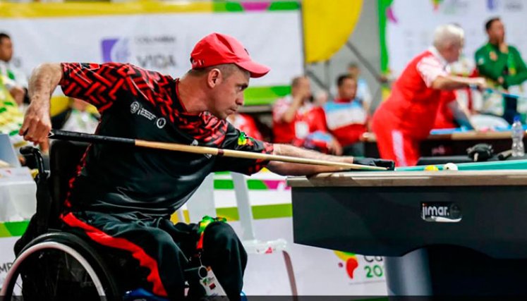 Julián Muñoz, medallista de oro en billar. 