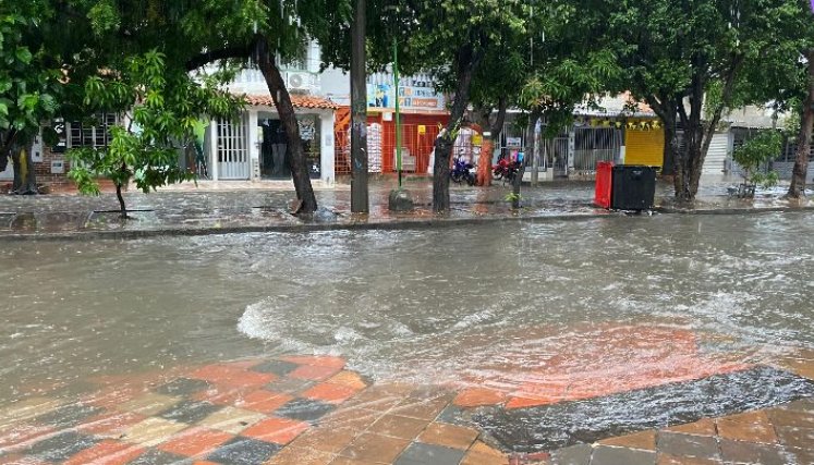 El agua se rebasa sobre la acera e inunda algunas viviendas.