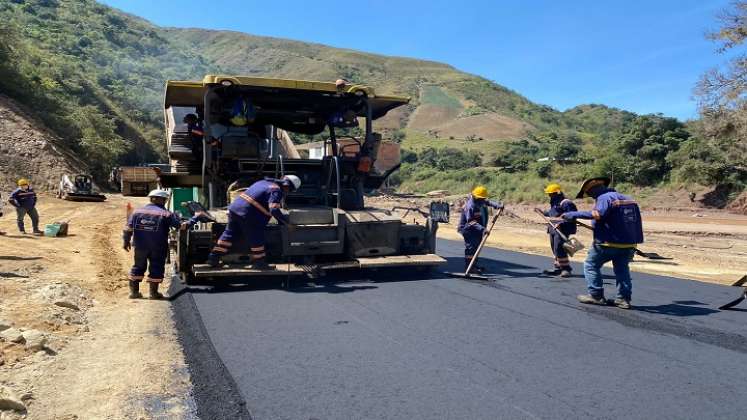 Una vez pavimentados los accesos a los puentes metálicos se habilitó la circulación vehicular en la carretera Cúcuta-Ocaña./Foto Cortesía