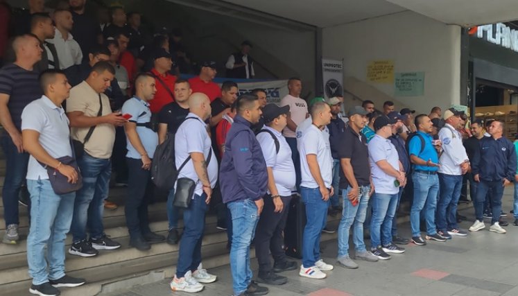 Por despidos masivos, trabajadores protestan en la Unidad Nacional de Protección de Cúcuta 