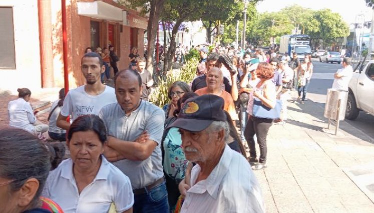 Largas colas para reclamar medicamentos produce el reclamo de los usuarios/Foto Orlando Carvajal/La Opinión