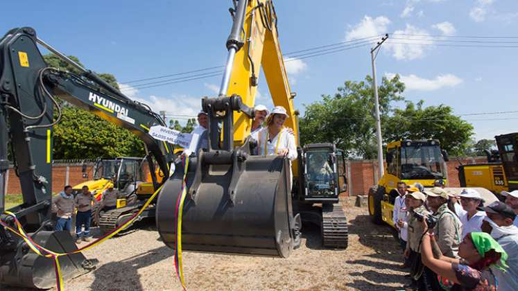 La ministra de Agricultura, Jhenifer Mojica, y el presidente de la ADR, Luis Higuera, recorrieron el molino de Asozulia./Fotos Juan Pablo Cohen-La Opinión