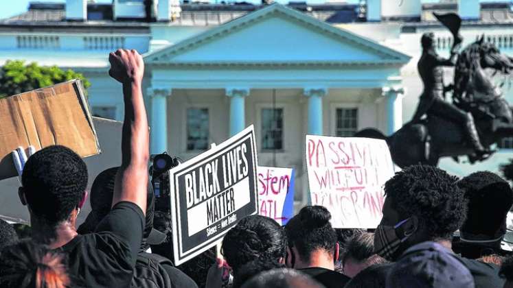 Cientos de personas que protestaban por la muerte de George Floyd cerca de la Casa Blanca, en Washington. (Imagen de achivo) | Foto: Agencia AFP