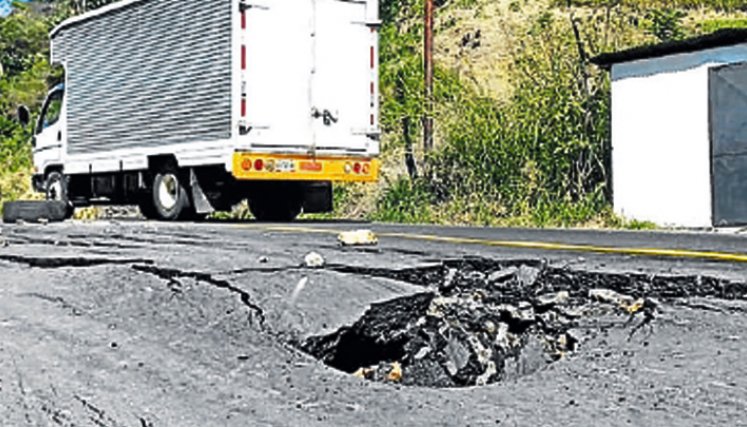 Colapso de alcantarilla pone en riesgo el desplazamiento en la carretera que conduce a la frontera./ Foto Cortesía