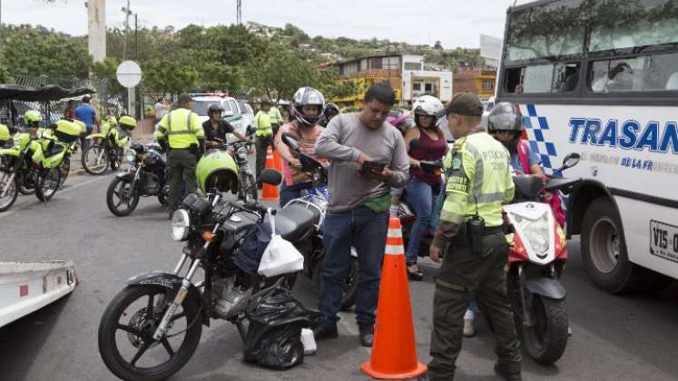 La Policía de Tránsito continuará ejerciendo sus funciones, trabajando articuladamente con los agentes de movilidad.  /Fotos: Archivo / La Opinión 