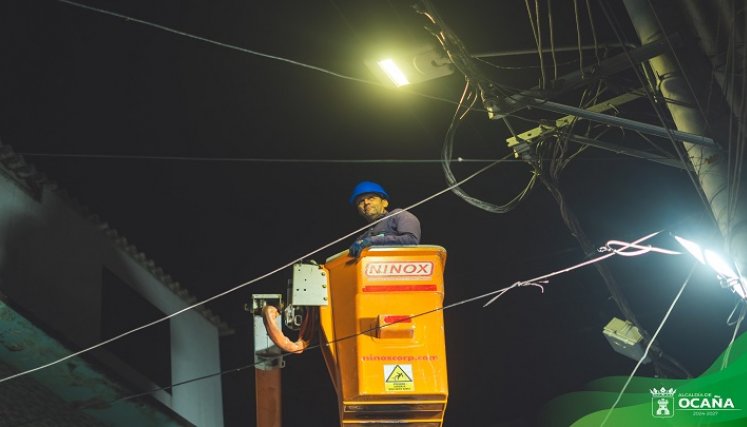 Ya empezaron con la revisión de las luminarias alrededor de la plaza de mercado. / Foto: Cortesía / La Opinión
