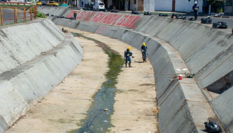Cuadrillas de Aguas Kpital realizando la jornada de limpieza en la zona. /Foto: Cortesía
