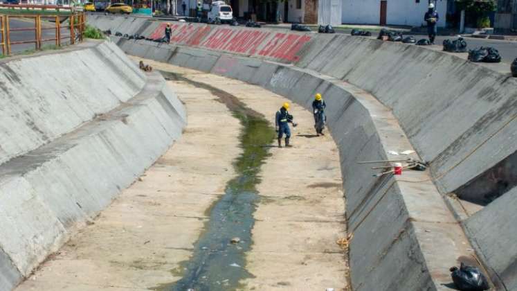 Cuadrillas de Aguas Kpital realizando la jornada de limpieza en la zona. /Foto: Cortesía