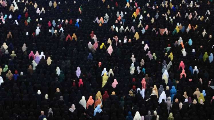 Emiratos Árabes Unidos-Musulmanes rezan en la Gran Mezquita Sheikh Zayed, en Abu Dabi, el 17 de abril durante una de las noches más sagradas del Ramadán.