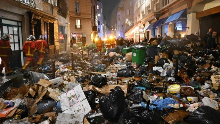 Francia-Los bomberos revisan la basura después de extinguir un incendio en medio de las manifestaciones en París. Una semana después de que el gobierno impulsara la reforma de las pensiones, el 23 de marzo.