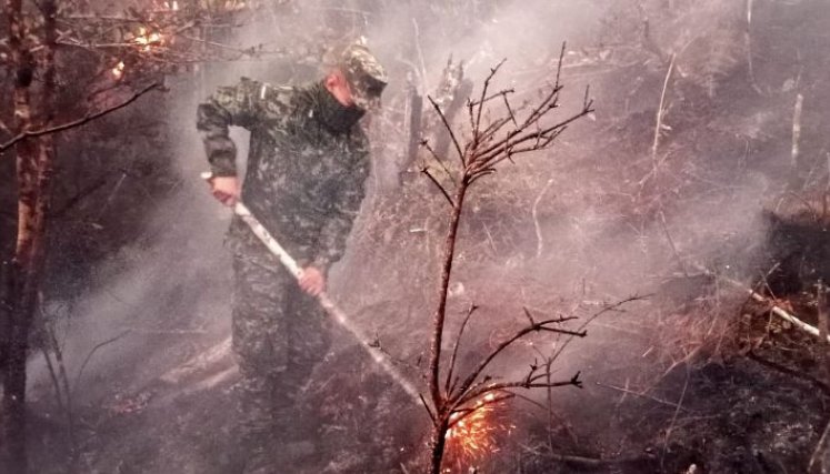 En Pamplona, un aeronave del Ejército hace descargas de agua con el sistema Bambi Bucket, en las zonas más afectadas.