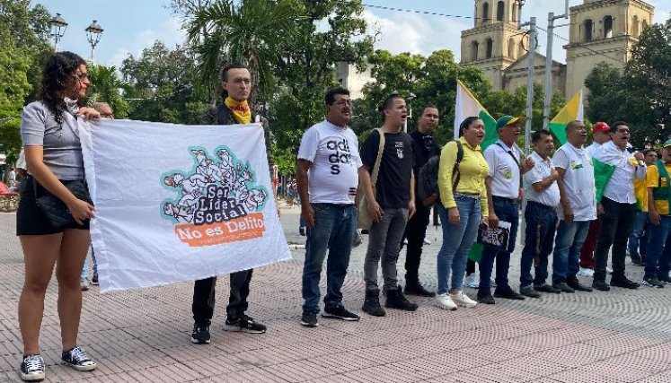 Los  líderes protestaron hasta el mediodía, esperando la llegada del alcalde Jorge Acevedo.