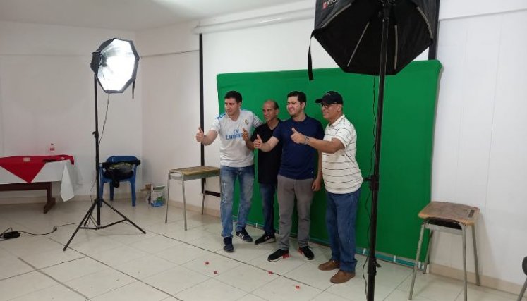 Cerca de 20 intérpretes de LSC participaron del proceso para diseñar todo el curso. / Foto: Cortesía / La Opinión 