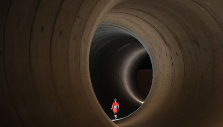 Reino Unido-Un ingeniero civil camina por la 'superalcantarilla' de Londres el 14 de junio