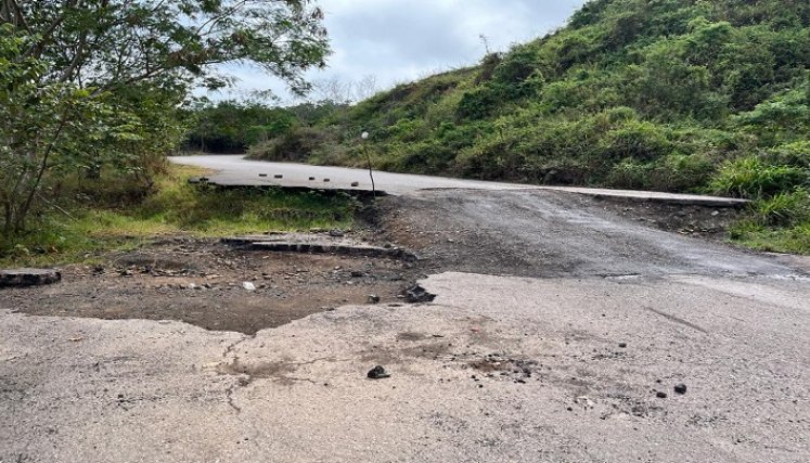 : Vías que conducen a la frontera están en franco deterioro y afectan el tránsito de mercancías. Foto cortesía / La Opinión. 