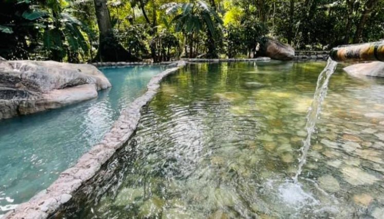 La concentración de azufre hace que cambien los colores del agua.