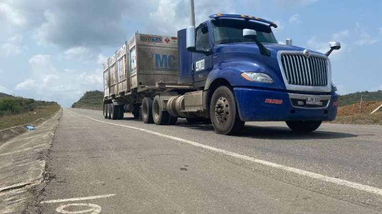 En la carreteran pasan vehículos de carga pesada.