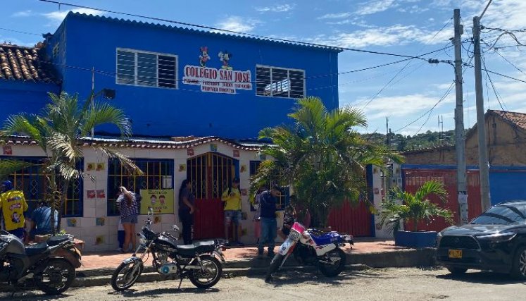 Algunos padres de familia acudieron al colegio para exigir una explicación y retirar a sus hijos del mismo./ Foto Valentina Robles Angarita / La Opinión
