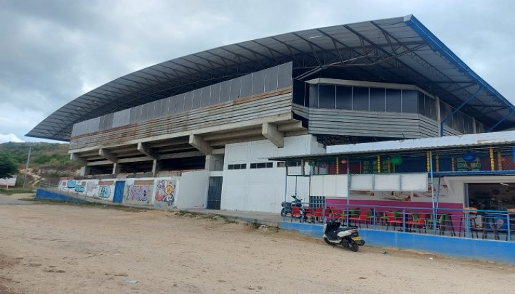 Las canchas alternas al coliseo cubierto se encuentran a oscuras debido al accionar de los delincuentes./ Foto Javier Sarabia/La Opinión