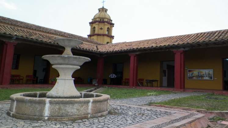 El lugar de mayor peregrinación es el santuario del agua de la virgen donde se venera la imagen de la patrona de los ocañeros.