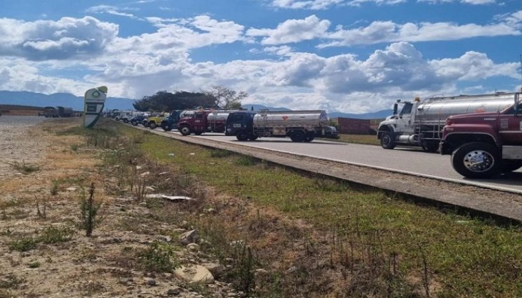 Conflicto por abastecimiento de combustibles se resolvió de manera temporal tras reunión de autoridades gubernamentales y gremios. Foto Cortesía.