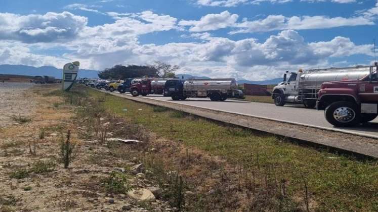 Conflicto por abastecimiento de combustibles se resolvió de manera temporal tras reunión de autoridades gubernamentales y gremios. Foto Cortesía.