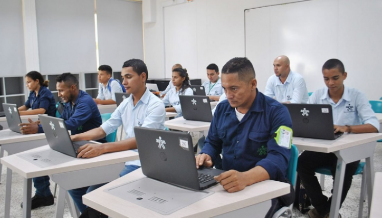 Un grupo de profesionales egresados del Sena adelantan mejoras a la plataforma digital de aprendizaje de la institución. 