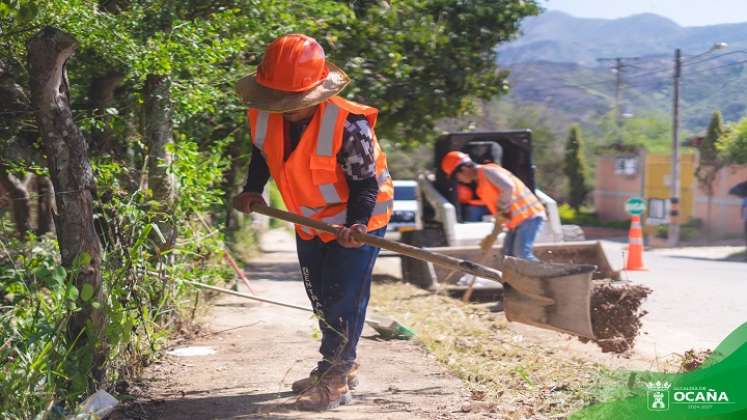 En la vía que conduce hacia la granja El Algodonal de la universidad Francisco de Paula Santander, se adelanta la limpieza peatonal./ Foto: Cortesía