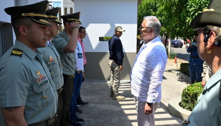 El ministro de Justicia, Néstor Osuna, a su arribo a Cúcuta, ayer./Foto Jorge Gutíerrez/La Opinión