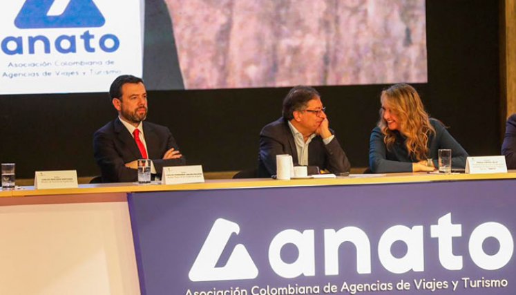 El alcade de Bogotá, Carlos Fernando Galán; el presdiente Gustavo Petro y la presidenta ejecutiva de Anato, Paula Cortés Calle. / Foto: Cortesía