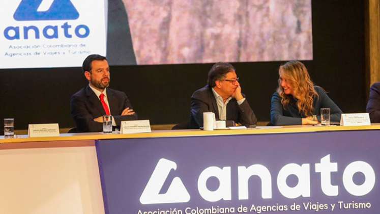 El alcade de Bogotá, Carlos Fernando Galán; el presdiente Gustavo Petro y la presidenta ejecutiva de Anato, Paula Cortés Calle. / Foto: Cortesía