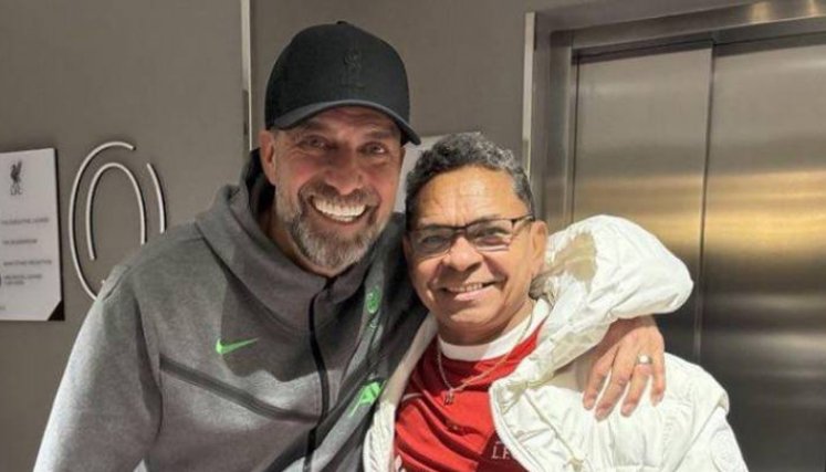 Técnico de Liverpool y el papá de Luis Díaz conmueven las redes