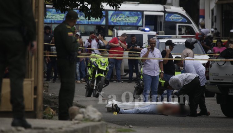 o, fue interceptado por unos hombres que, al parecer, se movilizaban en un carro azul,