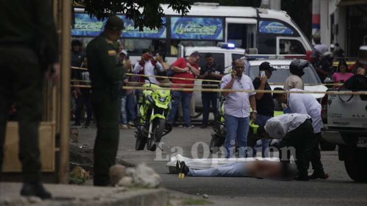 o, fue interceptado por unos hombres que, al parecer, se movilizaban en un carro azul,