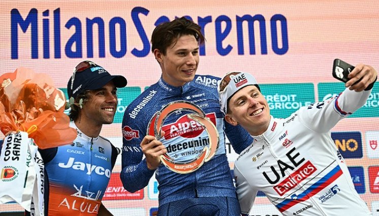 El belga Jasper Philipsen (centro) festeja alborosamente el triunfo en la Milán-San Remo.