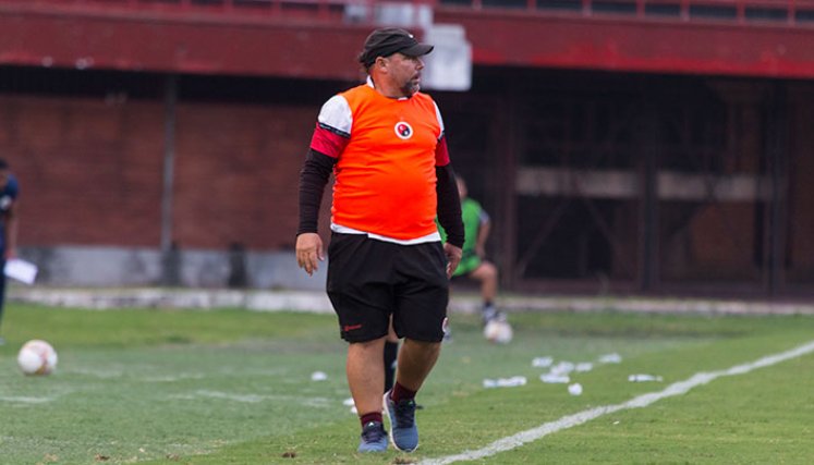 Carlos Eduardo Hernández, técnico del Cúcuta Deportivo femenino.