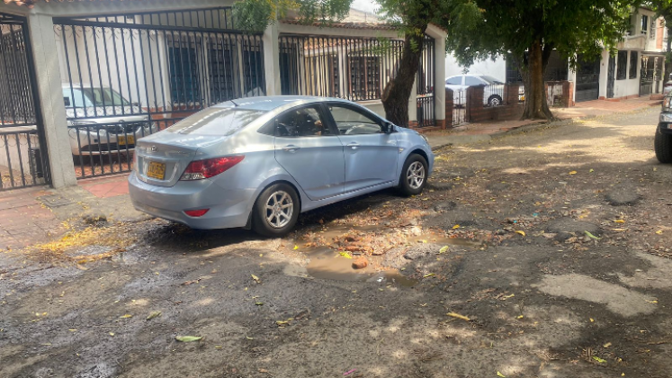 Los vehículos que transitan la zona son afectados por los grandes huecos.