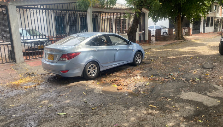 Los vehículos que transitan la zona son afectados por los grandes huecos.