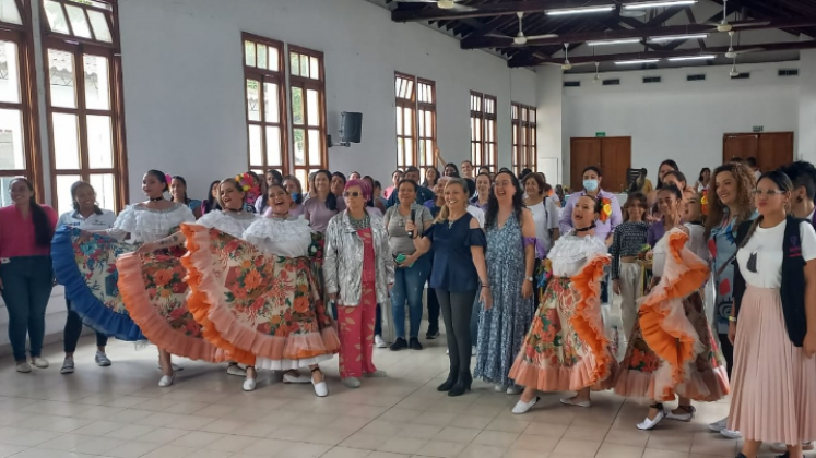 Mujeres colombianas y migrantes venezolanas tienen en las Escuelas Taller una alternativa para alcanzar la autonomía económica. 