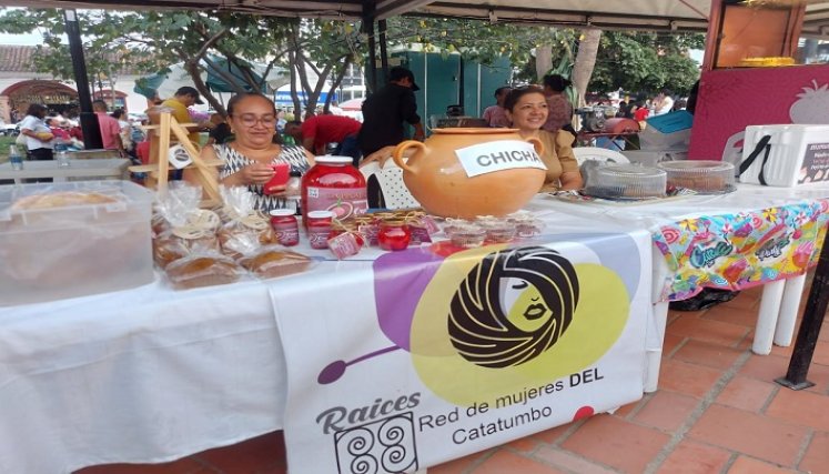 La feria se desarrolla en el parque principal y cuenta con la participación de 63 emprendedores de la región./ Fotos: Cortesía / La Opinión
