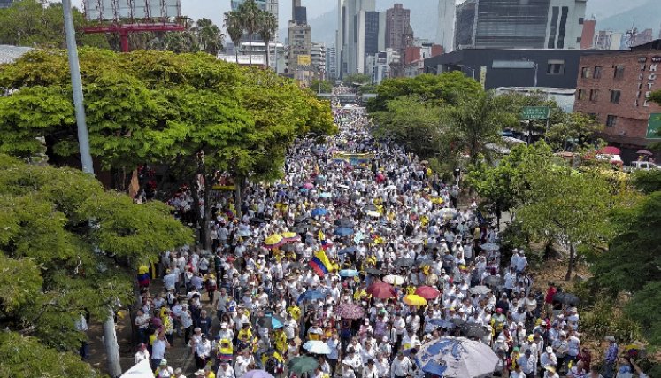 Las calles de Medellín y Cali se vieron ampliamente concurridas por parte de ciudadanos que salieron a protestar contra el Gobierno./ Fotos AFP