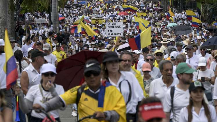 Las calles de Medellín y Cali se vieron ampliamente concurridas por parte de ciudadanos que salieron a protestar contra el Gobierno./ Fotos AFP