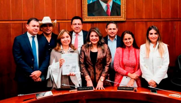 Ocho senadores de la Comisión Séptima 