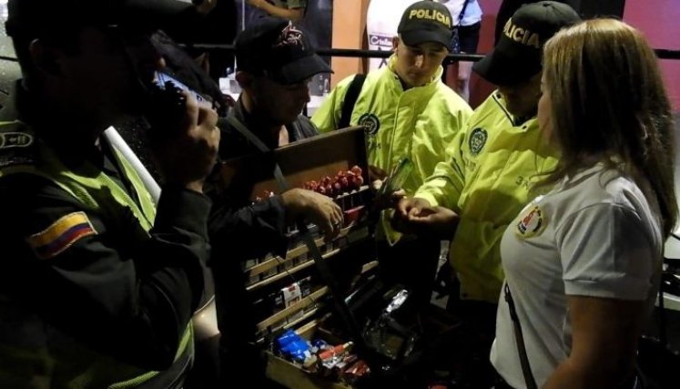 La policía registra negocios informales para descartar venta de sustancias sicoactivas/Foto Archivo