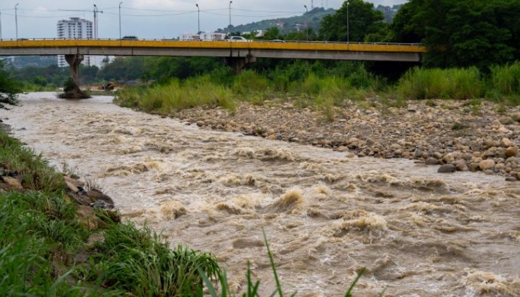 El aumento del caudal en los ríos Pamplonita y Zulia hace que el servicio de agua baje. / Foto: Cortesía. 